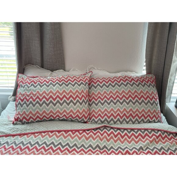 Full/Queen 3 Piece Reversible Quilt Set with Two Pillow Shams Bold Retro Chevron - Picture 4 of 14